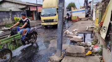 Proyek Galian Pipa PDAM di Pegadungan Bikin Jalan Rusak dan Bau Menyengat, Warga Desak Pemkot Jakbar Turun Tangan