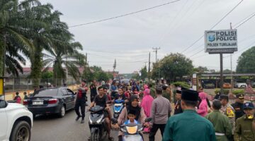 Polsek Tumijajar dan Bhayangkari Berbagi Takjil di depan Mako,Tebar Kepedulian di Bulan Ramadhan