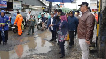 Respon Cepat Keluhan Warga, Iin Mutmainnah Turun Tangan Atasi Masalah Drainase dan Infrastruktur Jalan di Pegadungan