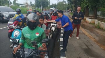 Minggu Ketiga, SMSI Tangsel Bagikan Seratus Paket Takjil Untuk Ojol dan Pengguna Jalan Depan Balaikota Tangsel