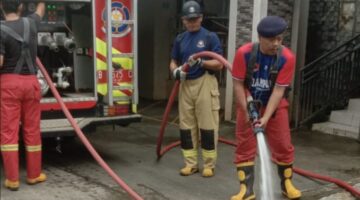 Banjir di Wilayah Timur Surut, Petugas Gabungan Bersihkan Rumah dan Jalan Terdampak dari Lumpur