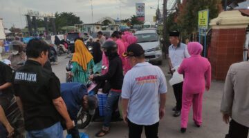 Pokdar Kamtibmas Teluk Naga Bersama Polsek Bagikan 500 Paket Takjil dan Santuni Anak Yatim