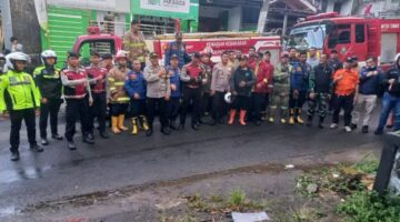 Enam Rumah Terbakar di Selabintana Kulon, Damkar Sukabumi Bergerak Cepat Padamkan Api
