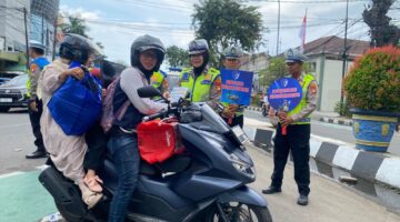 Tak Hanya Atur Lalu Lintas, Polantas Kota Tangerang Sambangi Rumah Kosong dan Bagikan Bansos