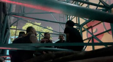 Dramatis! Pria Panjat Reklame di Daan Mogot, Diduga Depresi Akibat Masalah Keluarga