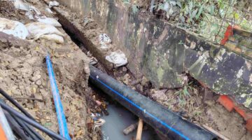 Proyek Pemasangan Pipa PDAM di Pegadungan Timbulkan Macet dan Rusak Saluran Air