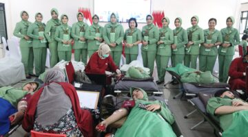 Persit KCK Koorcab Rem 052/PD Jaya Gelar Donor Darah Serentak HUT ke-62 Dharma Pertiwi