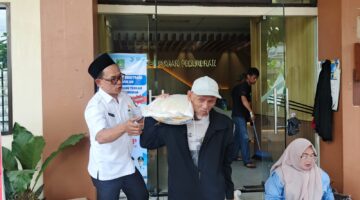 Bulog Salurkan Bantuan Sembako  di Tujuh Kelurahan Ke