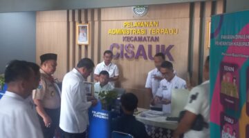 Bupati Tangerang Pastikan Layanan Pembuatan KTP di Kantor Kecamatan Cisauk Cepat dan Gratis