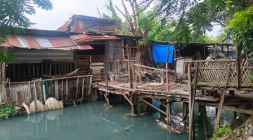 Seremoni Jembatan Berlangsung, Sampah Dibiarkan Menggunung : Warga Pegadungan Sentil Kinerja Lurah