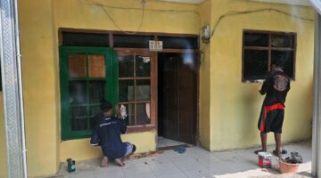 Babinsa Bersama Warga Gotong Royong Pasang Genteng untuk Pembangunan Rumah