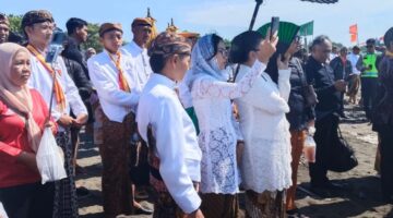 Momen Langka 100 Tahun Sekali ,Rombongan Keraton Solo Gelar Ritual di Teluk Penyu Cilacap