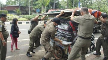 Optimalkan Ruang Publik, Satpol PP Kota Tangerang Tertibkan PKL di Sekitar Alun-Alun Ahmad Yani