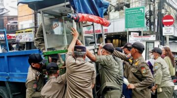 Satpol PP Taman Sari Tertibkan PKL dan Parkir Liar di Tiga Ruas Jalan, Sejumlah Kendaraan Ditindak Tegas