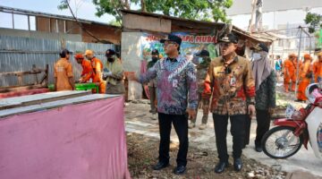 Bikin Kumuh, Bangunan Liar di Jalan Utan Jati Kalideres Dibongkar Petugas Satpol PP dan PPSU