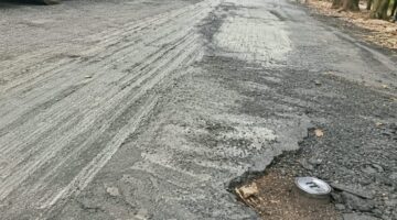 Aspal Digelar Saat Hujan, Proyek Jalan Bina Marga di Cengkareng Disorot