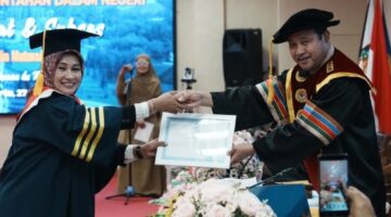Raih Gelar Doktor Cumlaude, Iin Mutmainnah Angkat Isu AI untuk Penanggulangan Kemiskinan