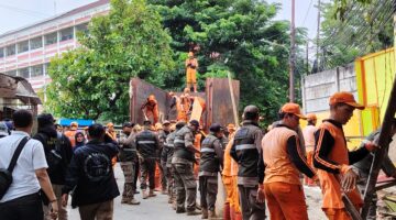Belasan Bangunan Liar di Cengkareng Dibongkar, Gardu Ormas Ikut Dirobohkan
