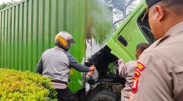 Saat Patroli Cipkon, Polisi Temukan Truk Berasap Tebal dan Terbakar, Api Berhasil Dipadamkan Sebelum Meluas