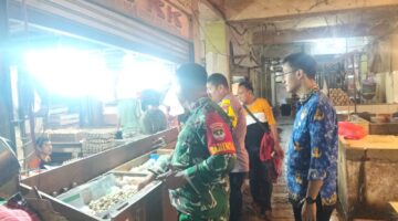 Babinsa Koramil 02/Batuceper Pantau Harga Sembako di Pasar Duta Garden