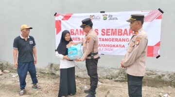 Sambut Hari Bhayangkara ke-80, Polsek Neglasari Bagikan Paket Sembako untuk Warga