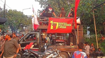 Jalan Raya Kapuk Lumpuh! Aksi Blokade Warga Picu Kemacetan Parah di Jakarta Barat