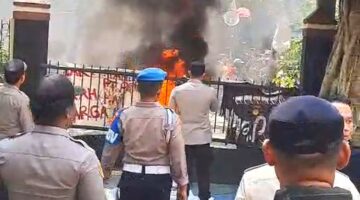 Lahan Tak Kunjung Jelas, Ratusan Warga Kapuk Turun Jalan Bakar Ban