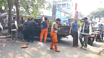 Mobil Operasional PPSU Rawa Buaya Ringsek Usai Tabrak Trotoar dan Pohon di Kalideres