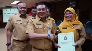 20 ASN Jakarta Barat Terima Satyalencana Karya Satya, 17 Pegawai Masuki Masa Pensiun dan 29 Naik Pangkat