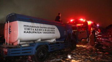 Dukung Penanganan Darurat, PERUMDAM TKR Bantu Suplai Air untuk Pemadaman TPA Jatiwaringin
