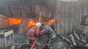Babinsa Koramil 02/Btc Respon Cepat Bantu Damkar