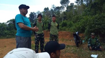 Semangat Sambut HUT ke-81 RI, Warga Nagari Simawang Gotong Royong Bersihkan Lapangan Talago Jirak