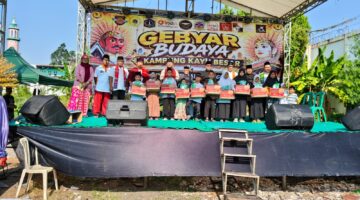 Meriahkan HUT ke-11, Sanggar Seni Budaya Kayu Besar Gelar Pentas Budaya Betawi dan Santuni 40 Anak Yatim