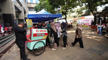 30 Jakpreneur Binaan Sudis PPAPP Jakbar Ramaikan Bazar Semarak Kemerdekaan, Dorong UMKM Naik Kelas