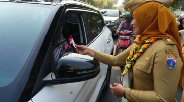 Iin Mutmainnah Turun Langsung Bagikan 8000 Bendera Merah Putih Pada Warga Yang Melintas