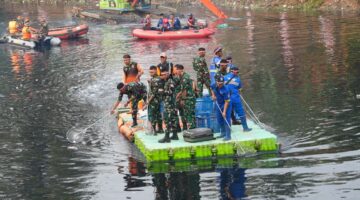 Bukan Sekadar Seremoni HUT RI, Pangdam Jaya-Kapolda Metro Jaya Bersihkan Kali Angke