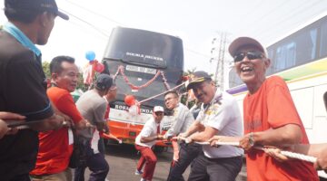 Tarik Bus AKAP Double Decker, Puncak Kemeriahan HUT ke-81 RI di Terminal Kampung Rambutan