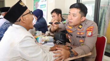Jumat Sehat, Polisi Layani Kesehatan Warga di Masjid Al Fattah