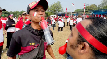 Semarak HUT RI DLH, Sachrudin Beri Kado Umrah bagi Pejuang Kebersihan 