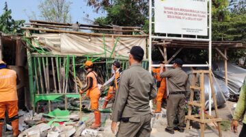 Pemkot Jakarta Barat Tertibkan Bangunan Liar dan 7 Garasi di Atas Lahan Aset Negara di Pegadungan