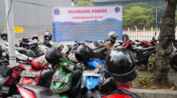 Cegah Parkir Liar, Pemkot Jakbar Pasang Spanduk di SPB Kembang