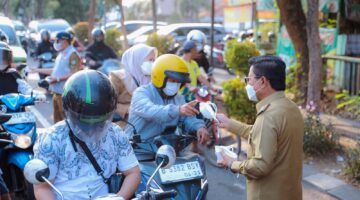 Abu Vulkanik Sampai ke Tangerang, Sachrudin Bagikan Masker 