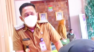 Antisipasi Abu Vulkanik, Camat Kelapa Dua Dadang Sudrajat Turun Langsung Bagikan Masker