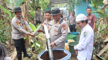 Polres Sarolangun Salurkan Air Bersih untuk Warga Desa Ladang Panjang yang Terdampak Kekeringan
