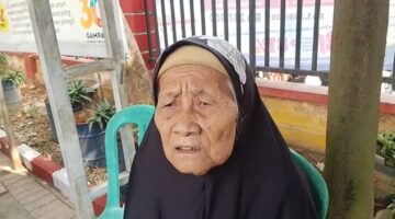 Lelah Nenek 90 Tahun di Sangiang Jaya, Terbentur Aturan KTP Asli Saat Antre Bansos