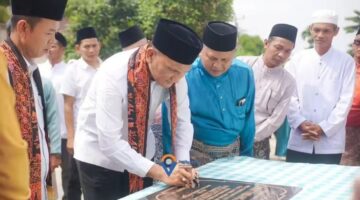Bupati H.Hurmin Resmikan Tugu Timbang Bakati Di Desa Temenggung Kecamatan Limun