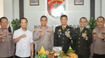 Bawa Tumpeng dan Kue, Polres Metro Tangerang Kota Beri Kejutan HUT TNI ke-81