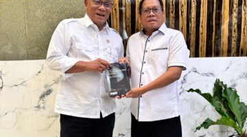 Dedi Sudarajat Serahkan Buku Karya Sendiri kepada Menteri Jumhur Hidayat, Ini Pesan Pentingnya bagi Buruh