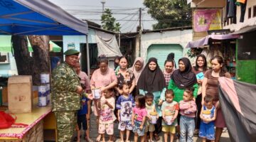 Bantu Percepatan Penurunan Stunting Babinsa Koramil 02/Batuceper Bagikan Susu Balita